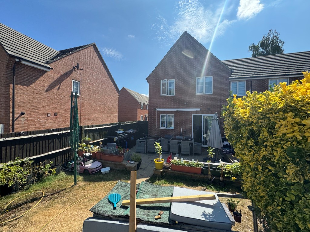 Lot: 208 - FREEHOLD THREE-BEDROOM SEMI-DETACHED HOUSE - A RESIDENTIAL INVESTMENT - Rear elevation